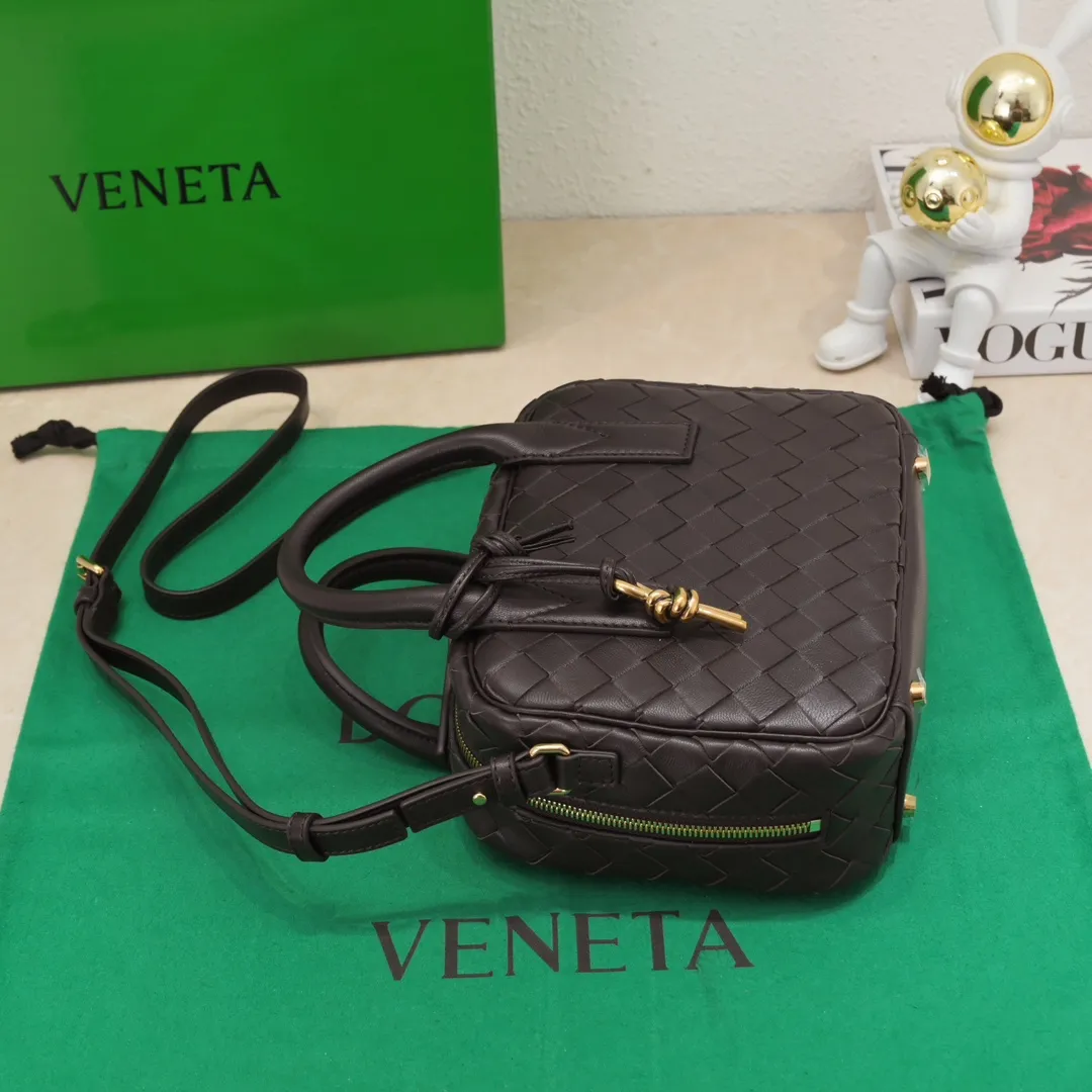 Batch 1560 BV2024 Spring Get Away small square box, retro and fashionable small size, multiple carrying methods, retro and fashionable, lightweight bag, practical space, same style for men and women! ! ! A fashionable must-have item, brass knotted rope pendant, chic and elegant, low-key luxury and tasteful, versatile item. Style number: 6763 Size: 23.5*17.9*9cm